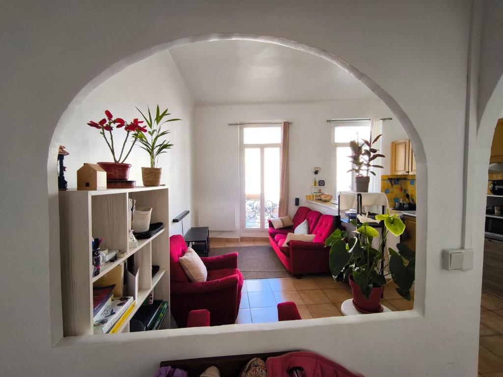 une voûte dans un salon avec des meubles roses dans l'établissement Near of Beach Catalan, à Marseille