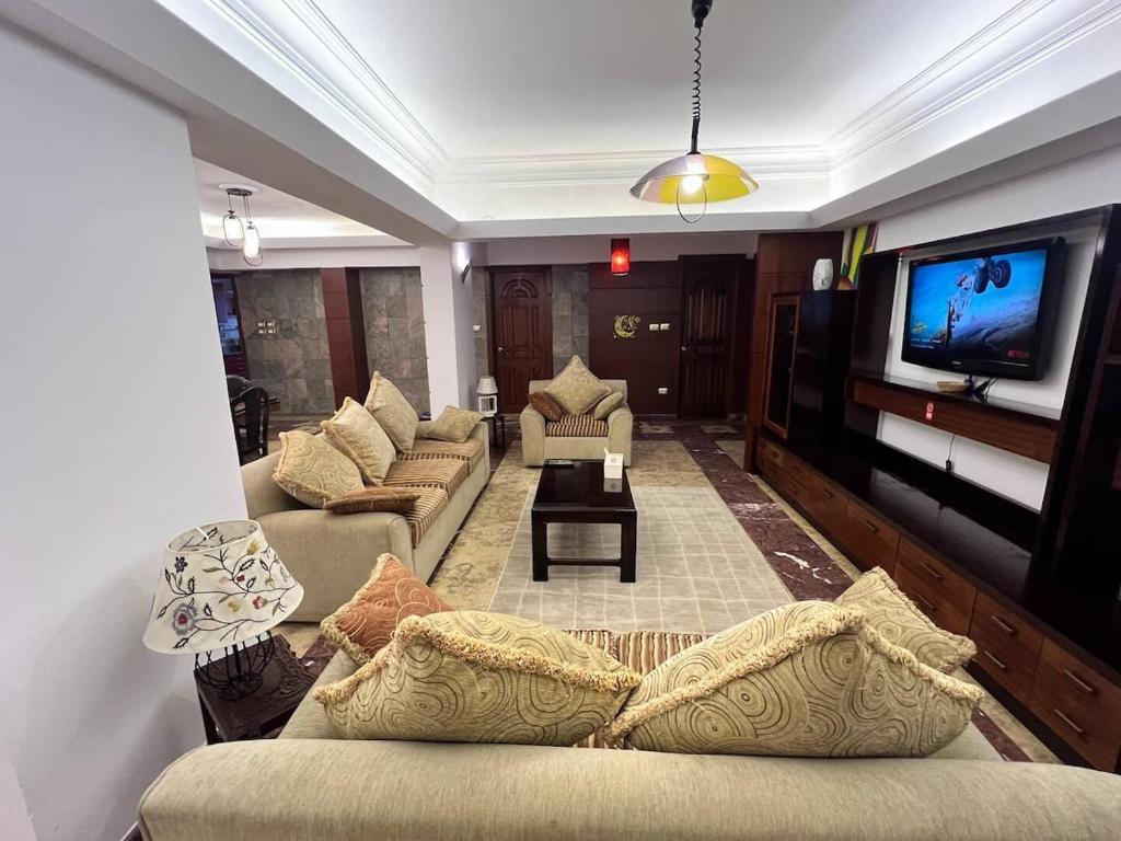 Χώρος καθιστικού στο Cozy 3BR, 4-min CAI Airport, Balcony, Free Snacks