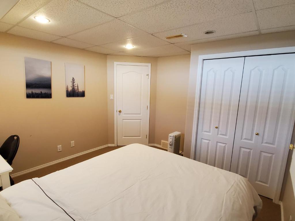 Postel nebo postele na pokoji v ubytování Saskatoon Lashyn Cove Homestay