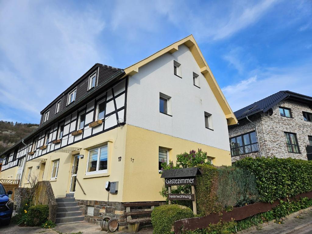 een groot geel en wit gebouw met een bord voor bij SIM01 Renovierte Monteurs- und Ferienwohnung in Simmerath in Simmerath