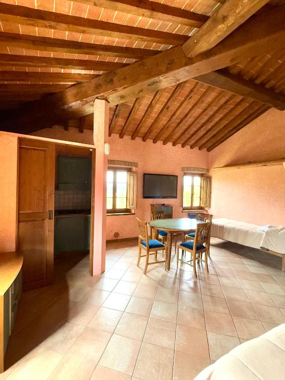 Televízia a/alebo spoločenská miestnosť v ubytovaní Bed & Breakfast Casale Gregoriano