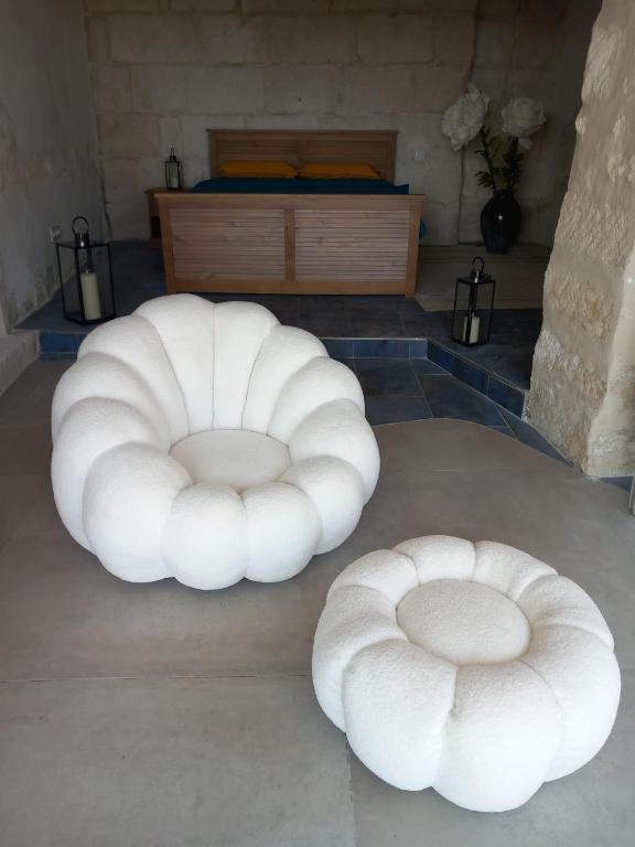 2 chaises circulaires blanches assises dans une pièce dans l'établissement La cachette Provençale, aux Angles (Gard)