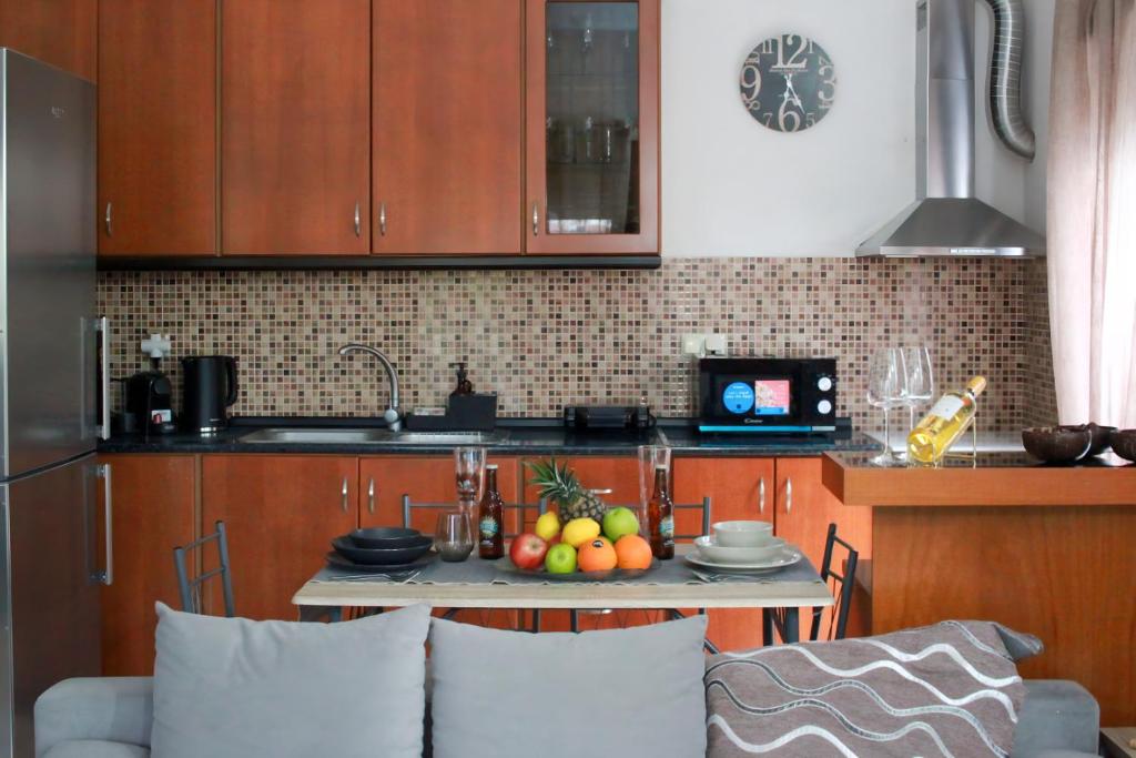 una cucina con tavolo e frutta di Villa Artemis Keramoti a Keramotí