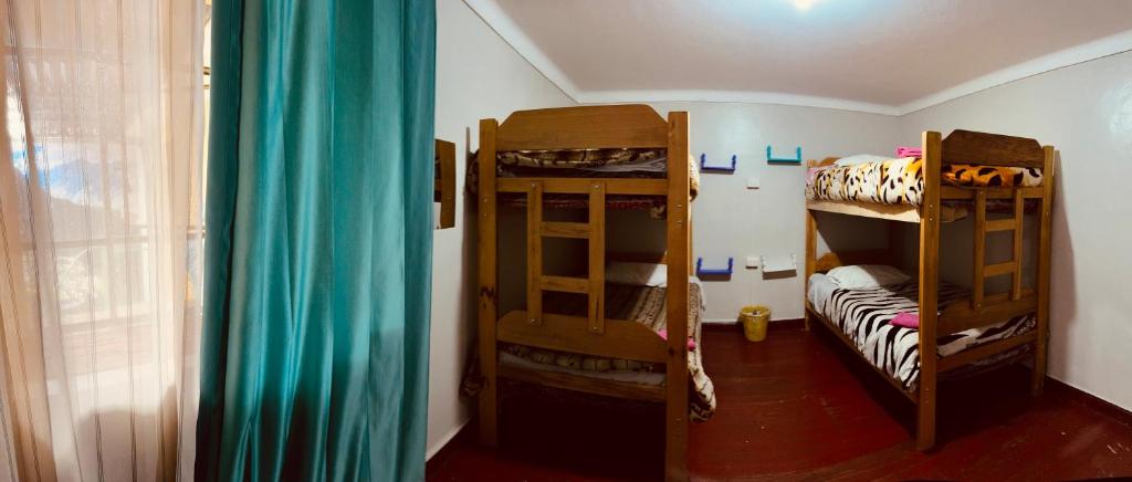 Palanda nebo palandy na pokoji v ubytování Ukumari Hostel