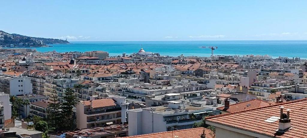 une vue aérienne d'une ville avec l'océan dans l'établissement Appartement vue mer et panoramique, 2 chambres, 3 lits, à Nice