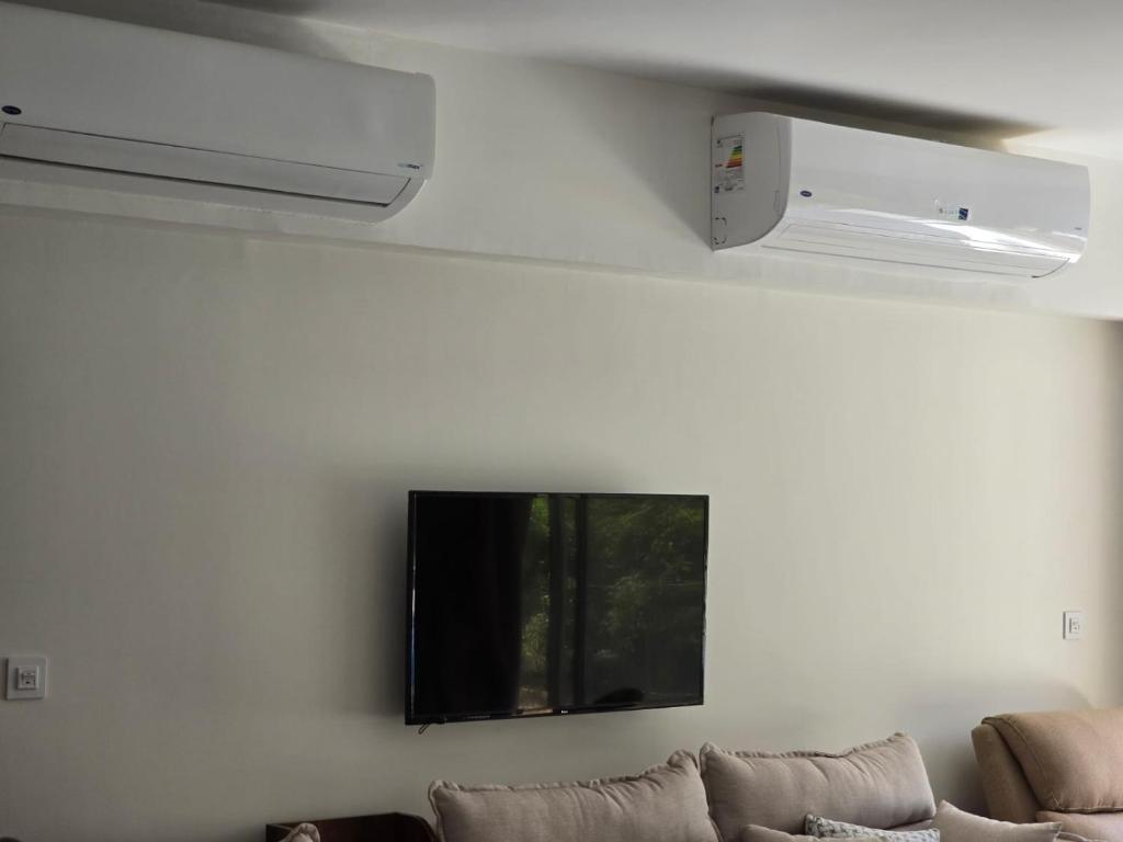 TV a/nebo společenská místnost v ubytování Marassi marina west