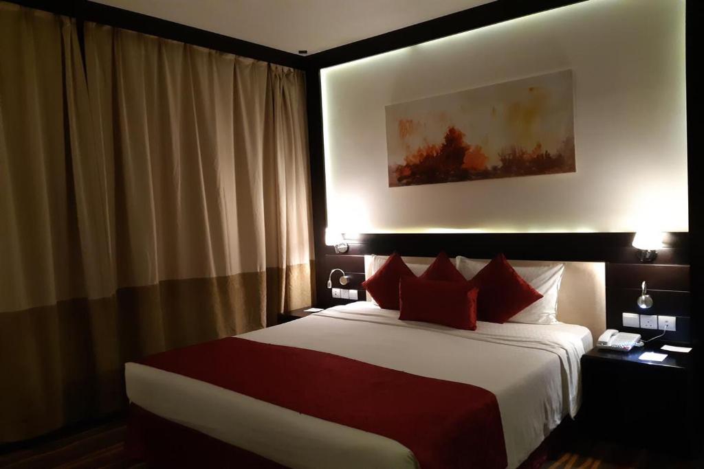 Postel nebo postele na pokoji v ubytování Hotel Luxe Stay Near Delhi Airport
