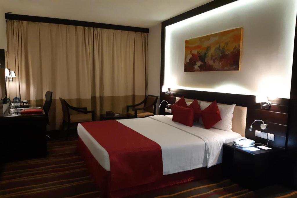 Postel nebo postele na pokoji v ubytování Hotel Luxe Stay Near Delhi Airport