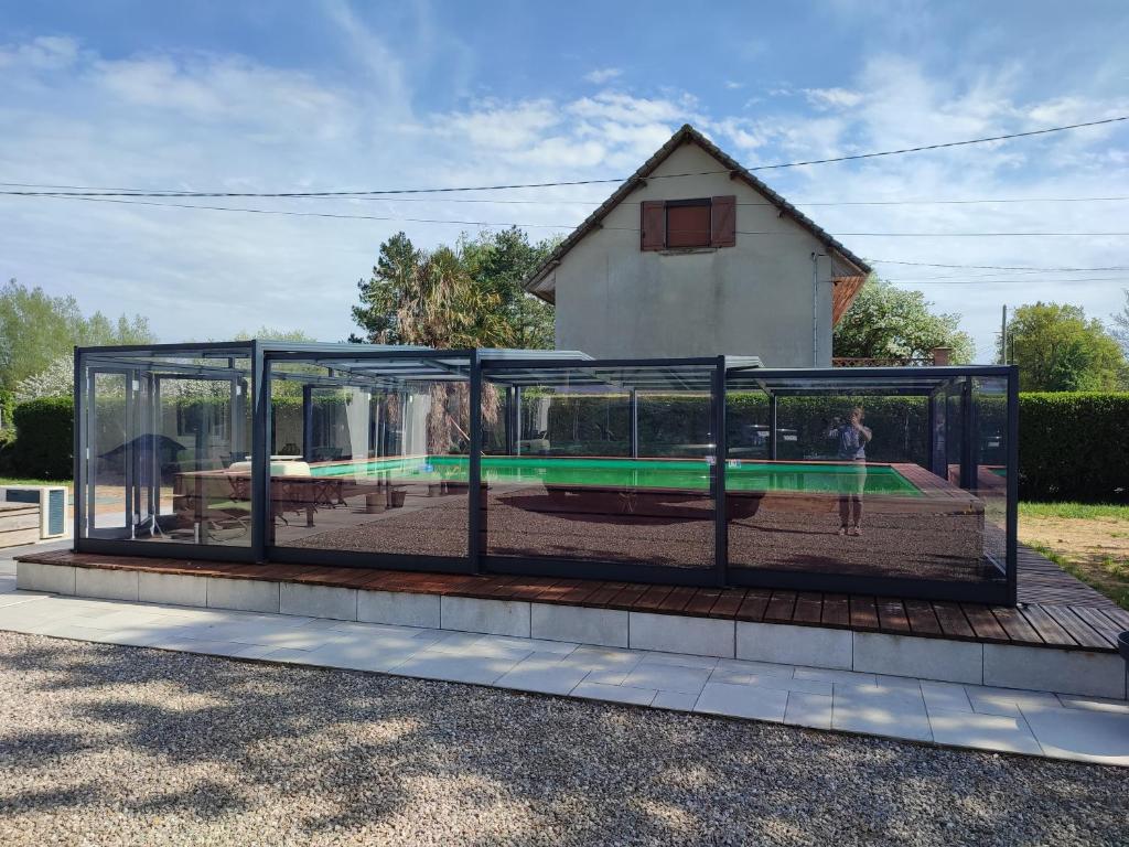 LanchèresにあるLes étoiles de la Baieの中に遊び場があるガラスの家