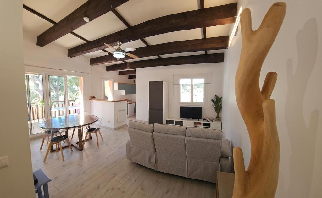 a living room with a couch and a table at Appartement proche centre-ville et plages in Cavalaire-sur-Mer