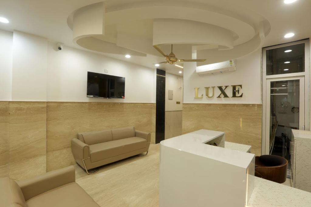 TV a/nebo společenská místnost v ubytování Hotel Luxe Stay Near Delhi Airport