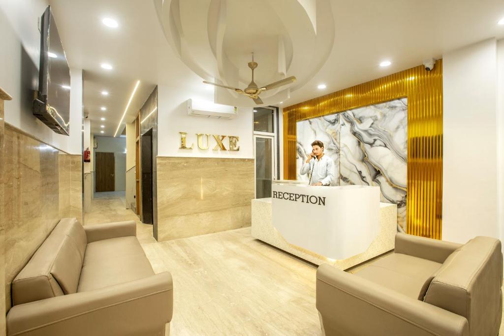 TV a/nebo společenská místnost v ubytování Hotel Luxe Stay Near Delhi Airport