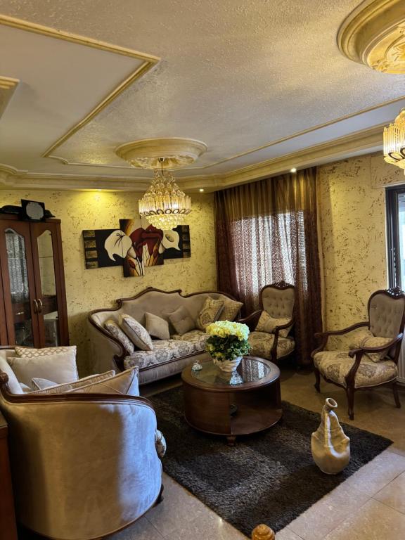 Predel za sedenje v nastanitvi Alouts room