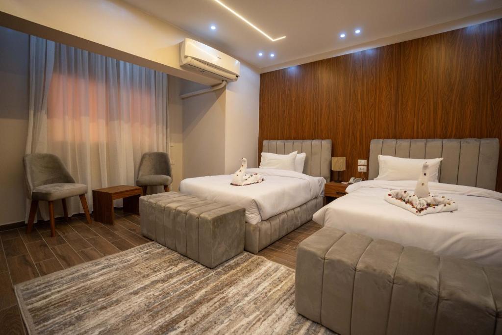 Postel nebo postele na pokoji v ubytování Tuya pyramids inn