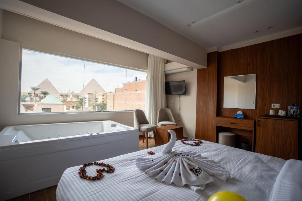 Postel nebo postele na pokoji v ubytování Tuya pyramids inn