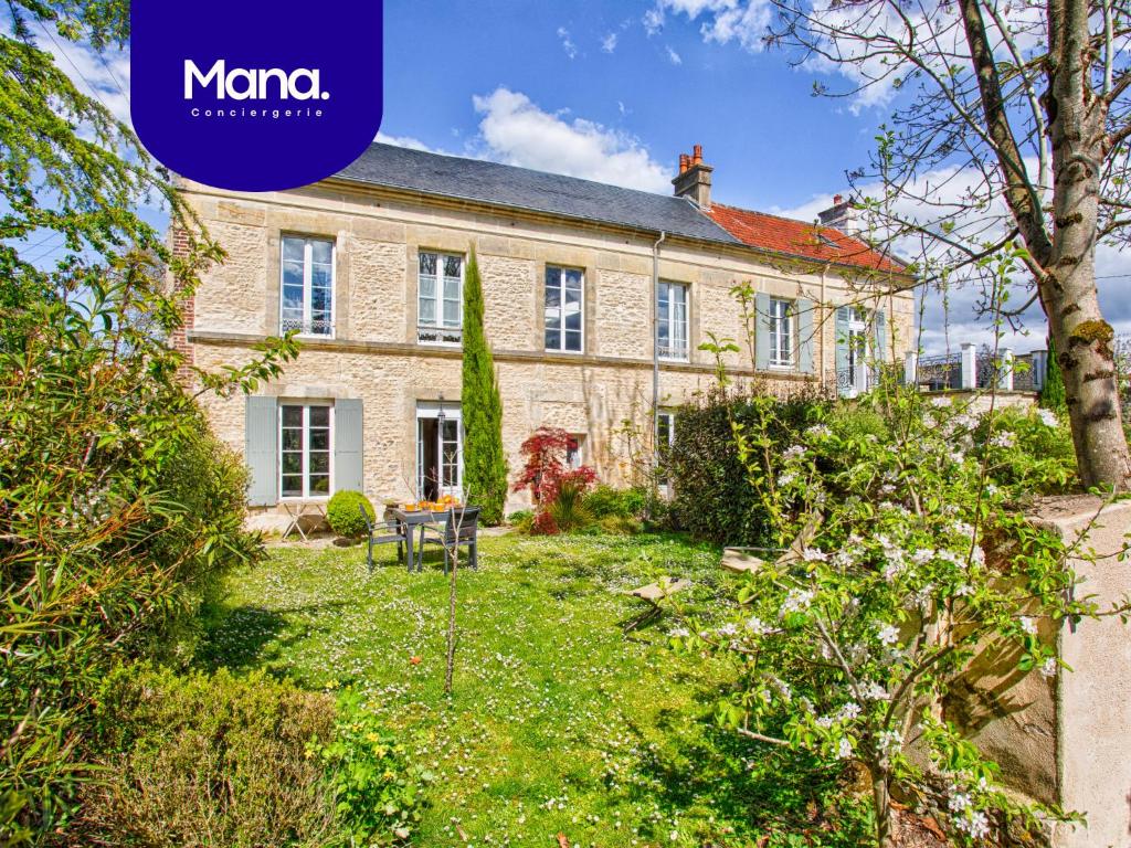 une vieille maison en pierre avec un jardin devant dans l'établissement Villa 1880 - Centre Ville - Jardin Botanique, à Cabourg