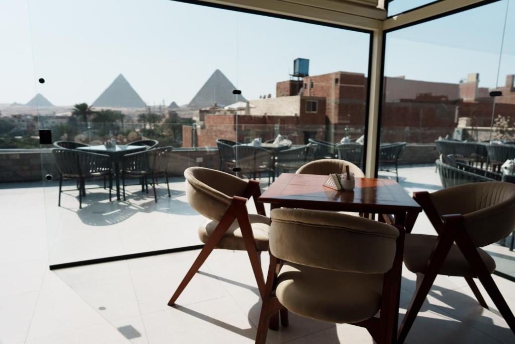 Balkón nebo terasa v ubytování Tuya pyramids inn