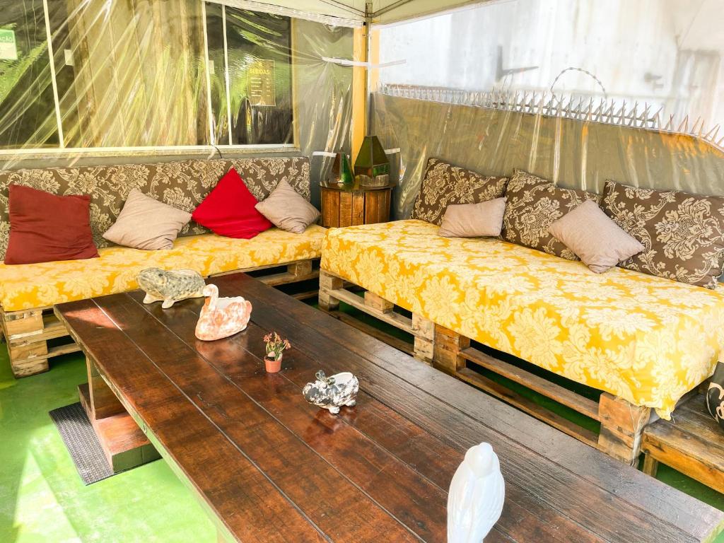 サルバドールにあるHostel e pousada casa amarelaのソファ2つとテーブルのあるリビングルーム