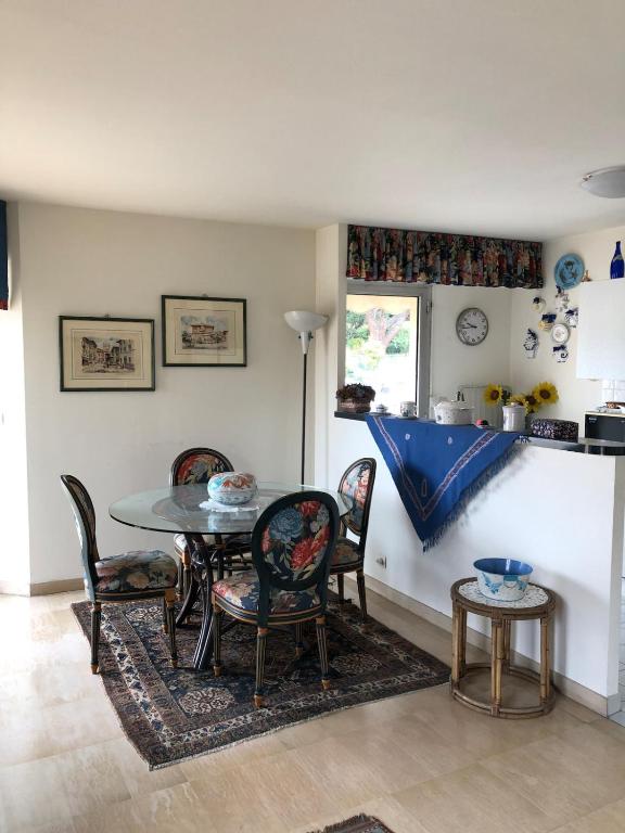 une salle à manger avec une table et des chaises dans l'établissement La Villa Rimbaud, à Cannes