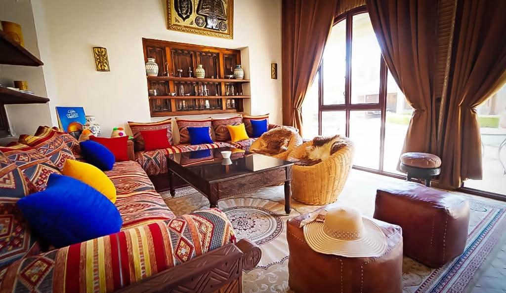 een woonkamer met banken en een tafel bij Riad Dar Chenguiti in Taroudant