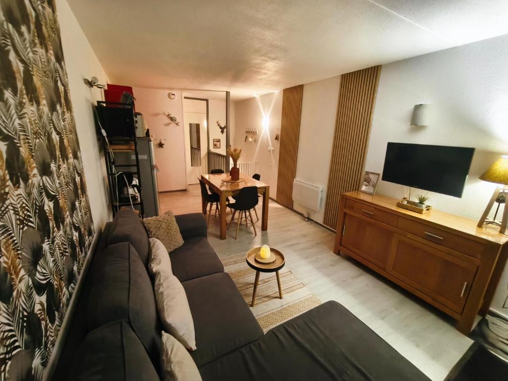un salon avec un canapé et une table dans l'établissement Apt T2, 34m2, pied de piste, 4 à 6 pers, 1 chambre, parking privé sousterrain, à La Mongie