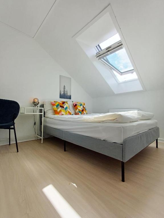 Postel nebo postele na pokoji v ubytování Bright Double Room with Free Parking