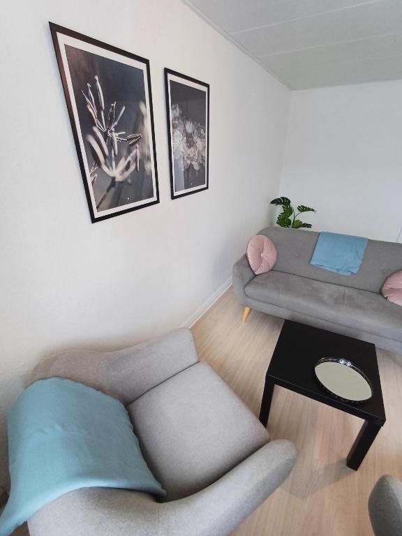 Posezení v ubytování Bright Double Room with Free Parking