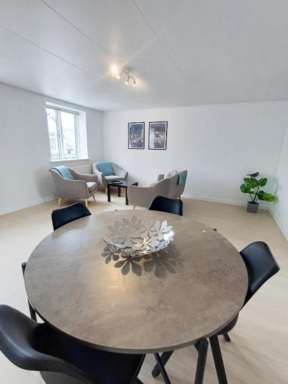 Posezení v ubytování Bright Double Room with Free Parking