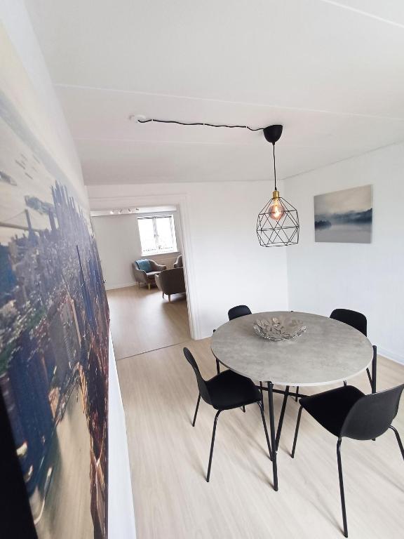 Fotografie z fotogalerie ubytování Bright Double Room with Free Parking v destinaci Hjorring