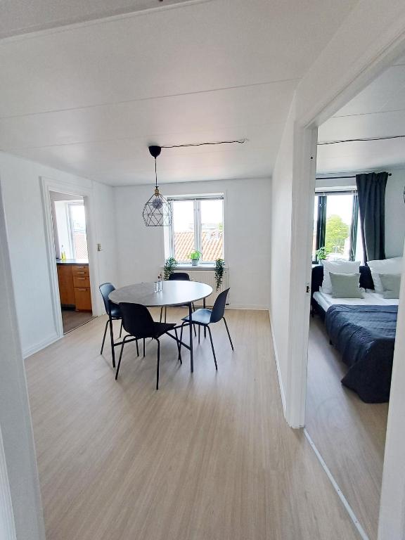 Postel nebo postele na pokoji v ubytování Bright Double Room with Free Parking