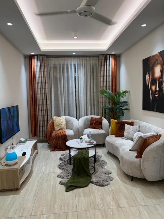 Posezení v ubytování 1BHK Luxurious Apartment Muscat bousher