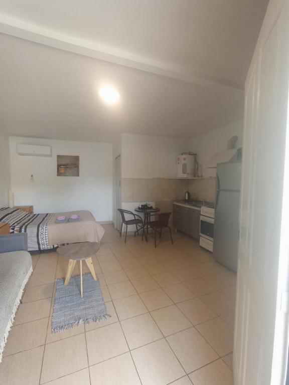 a small room with a bed and a kitchen at Mendoza InnGodoy in Godoy Cruz