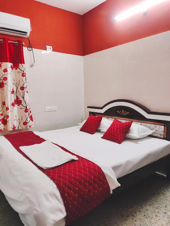 Postel nebo postele na pokoji v ubytování Hotel Jyothi Kumar Royal New