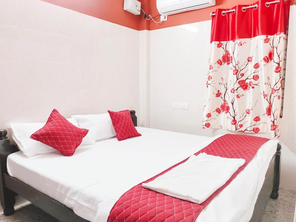 Postel nebo postele na pokoji v ubytování Hotel Jyothi Kumar Royal New