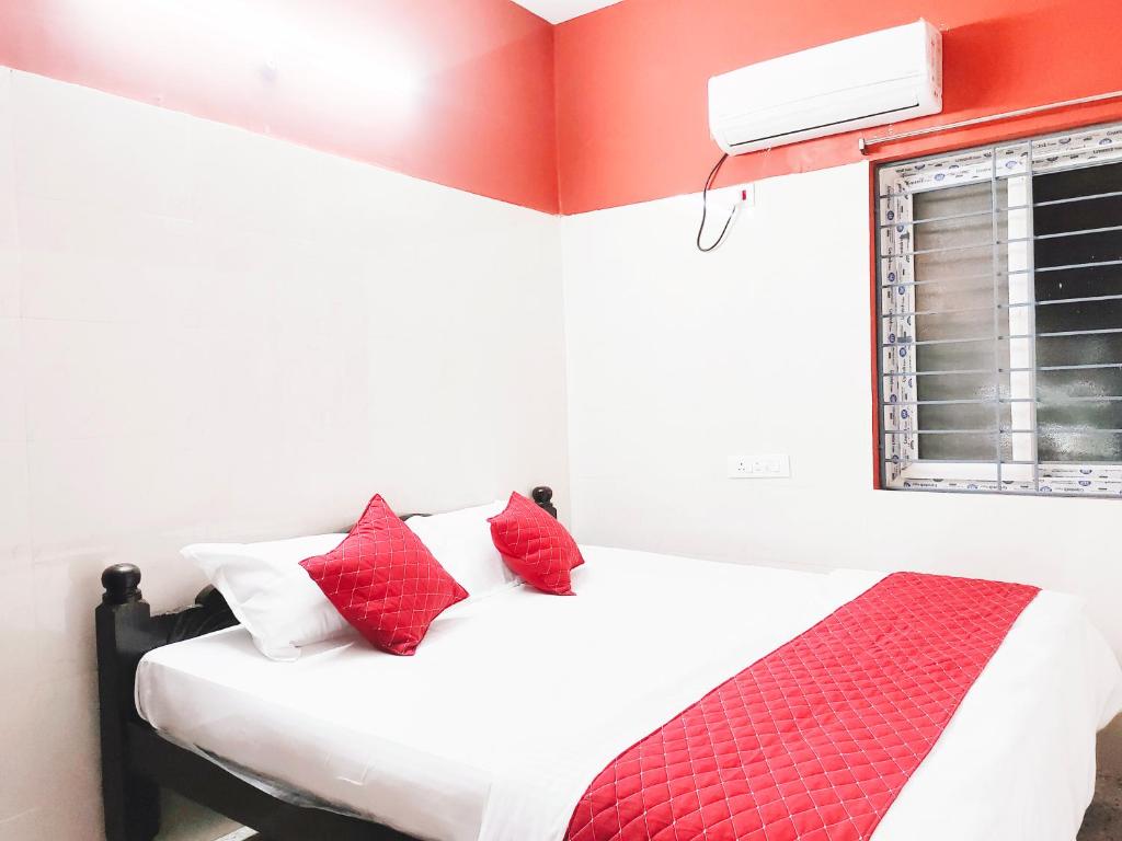 Postel nebo postele na pokoji v ubytování Hotel Jyothi Kumar Royal New