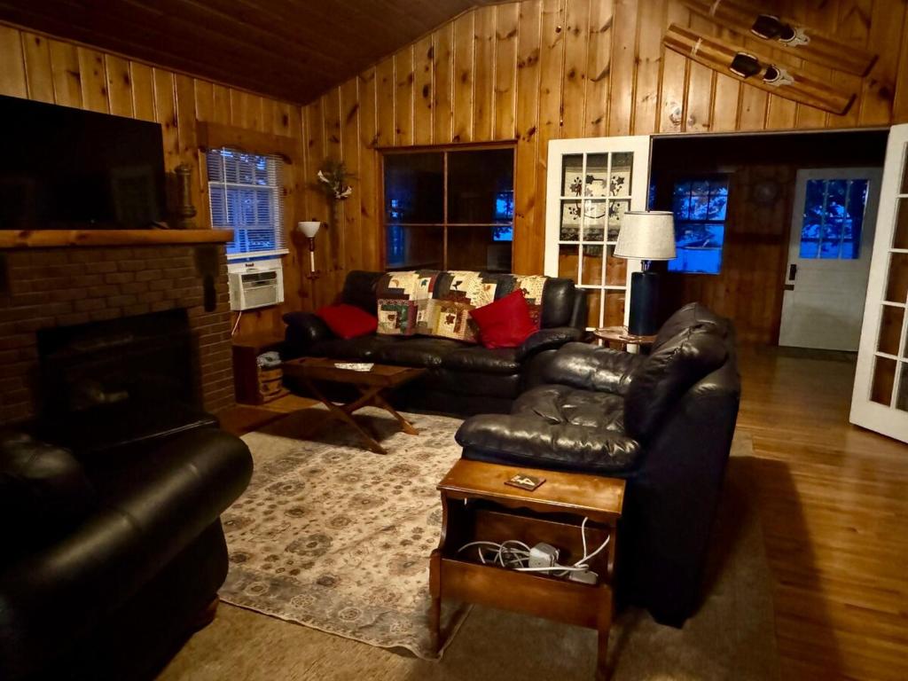 Posezení v ubytování Historic Gull Lake Gem - Beach and Sunset Views