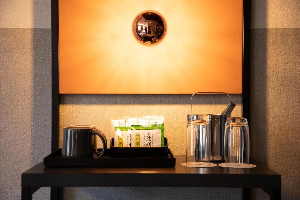 Příslušenství pro přípravu čaje a kávy v ubytování Wishton Hotel Yukari