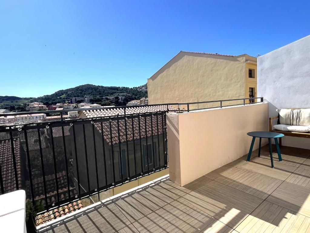 - un balcon avec une table et une vue dans l'établissement Charmant T2 avec Grande Terrasse à Port-Vendres - FR-1-309-502, à Port-Vendres