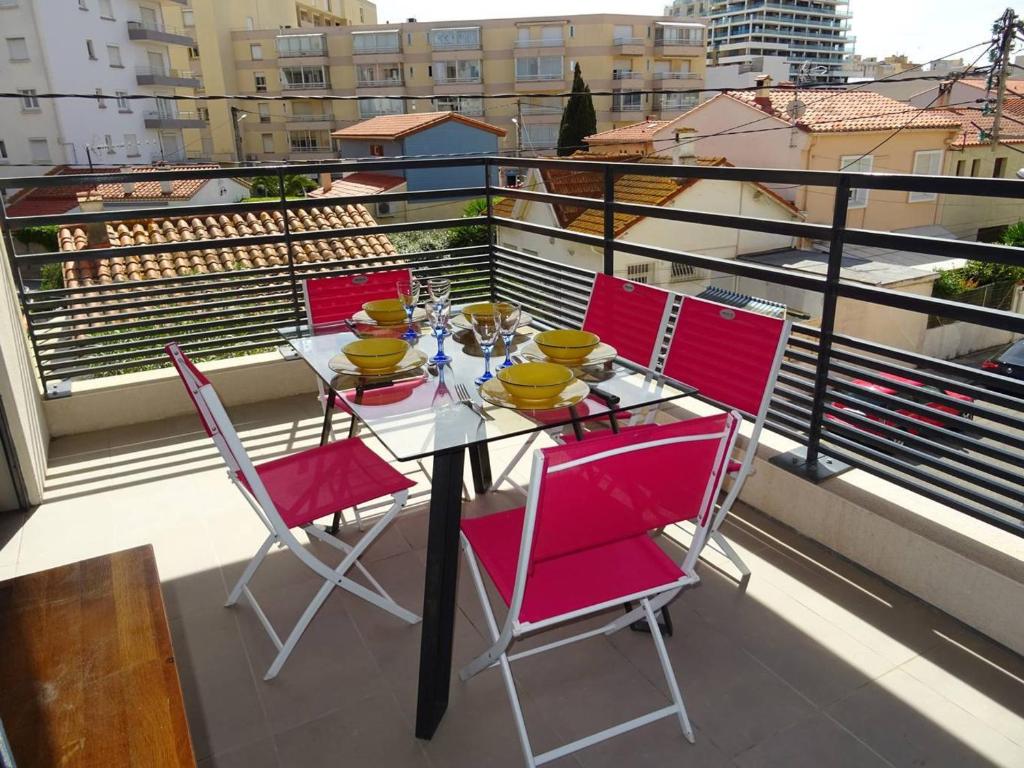 d'une table et de quatre chaises sur un balcon. dans l'établissement T4 Proche Plage avec Garage, Climatisation - FR-1-833-14, à Canet