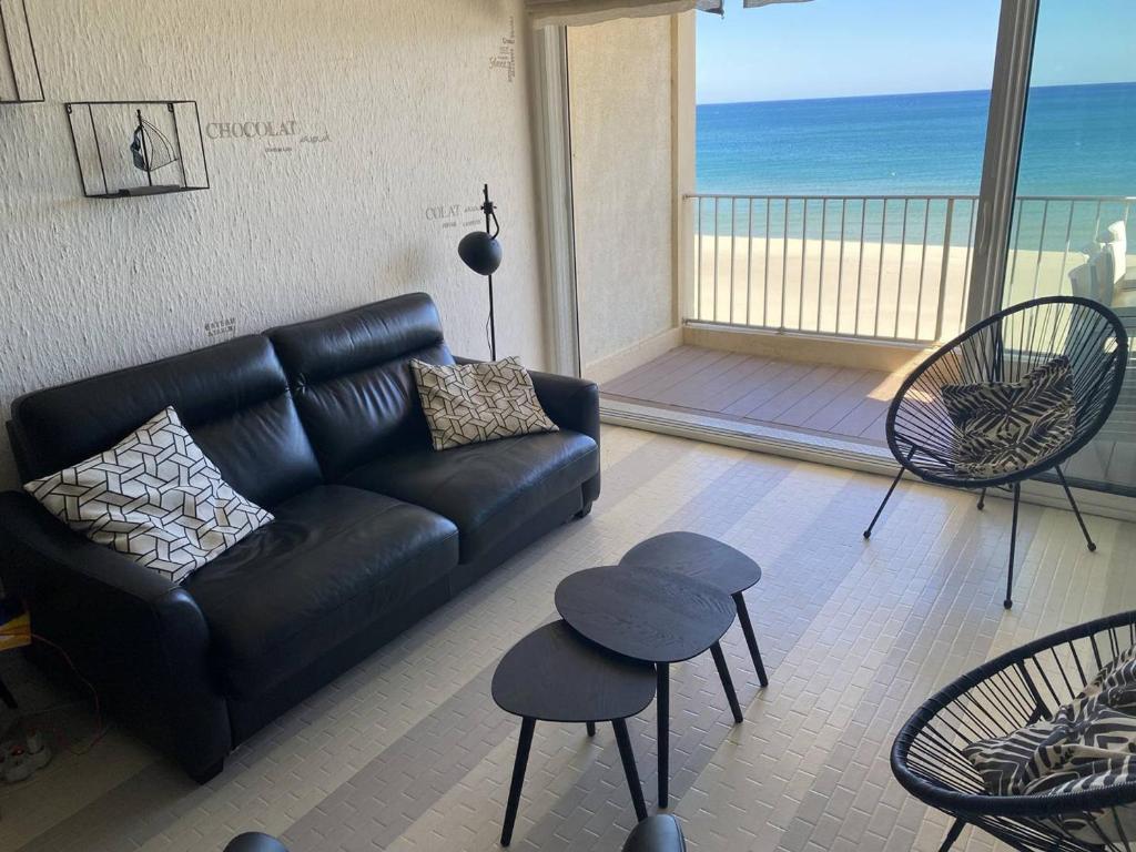 un salon avec un canapé et une vue sur l'océan dans l'établissement Magnifique T3 Climatisé avec Parking Canet-en-Roussillon - FR-1-833-10, à Canet