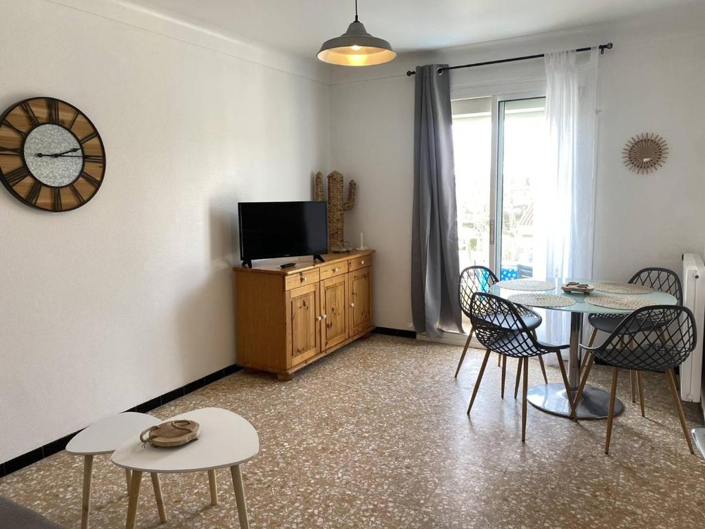 Photo de la galerie de l'établissement Grand T2 près de la plage avec parking privé - FR-1-833-20, à Canet