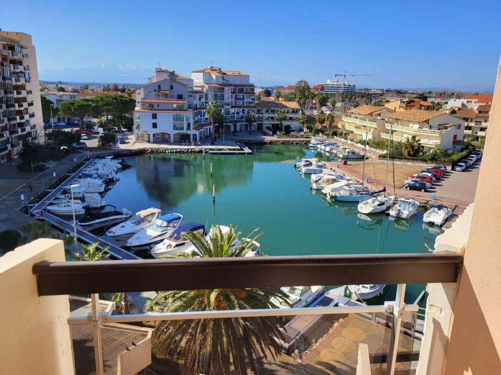 une vue d'une marina avec des bateaux dans l'eau dans l'établissement Studio Cabine Lumineux pour 4, Vue Port, Canet-en-Roussillon - FR-1-833-24, à Canet
