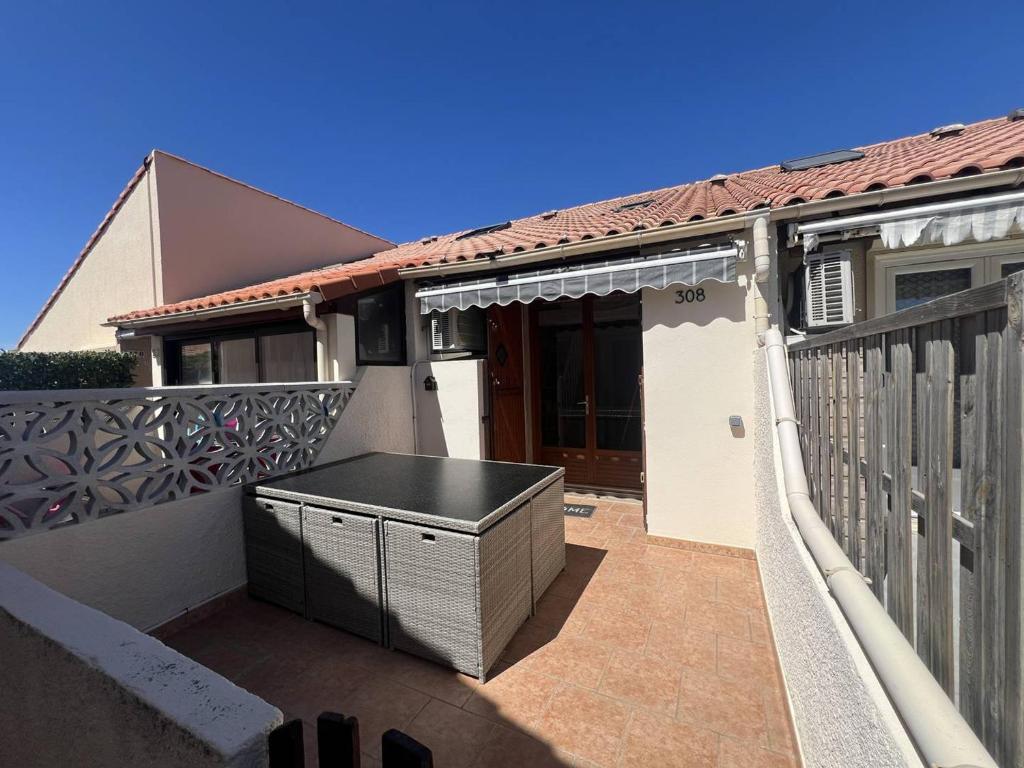 - un balcon d'une maison avec une clôture en bois dans l'établissement Pavillon 4 Pers, AC, Parking, Port Leucate - FR-1-81-636, à Port-Leucate