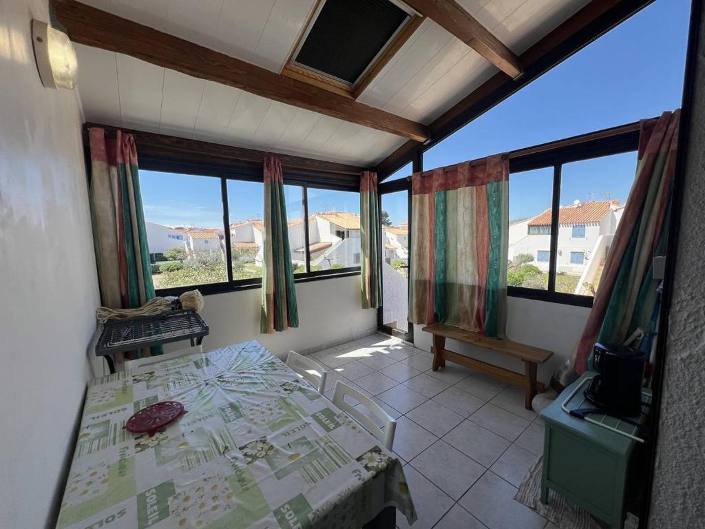 Photo de la galerie de l'établissement T2 Mezzanine 6 Couchages Proche Plage avec Parking - FR-1-81-634, à Port-Leucate