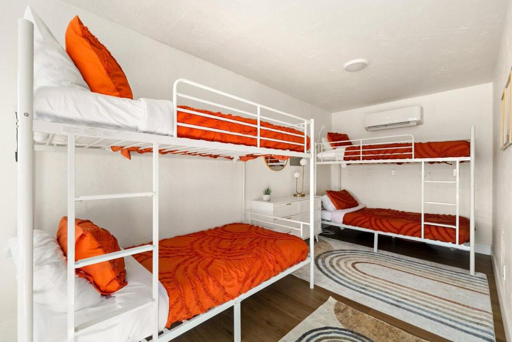 Postel nebo postele na pokoji v ubytování Mojave Moonrise Manor