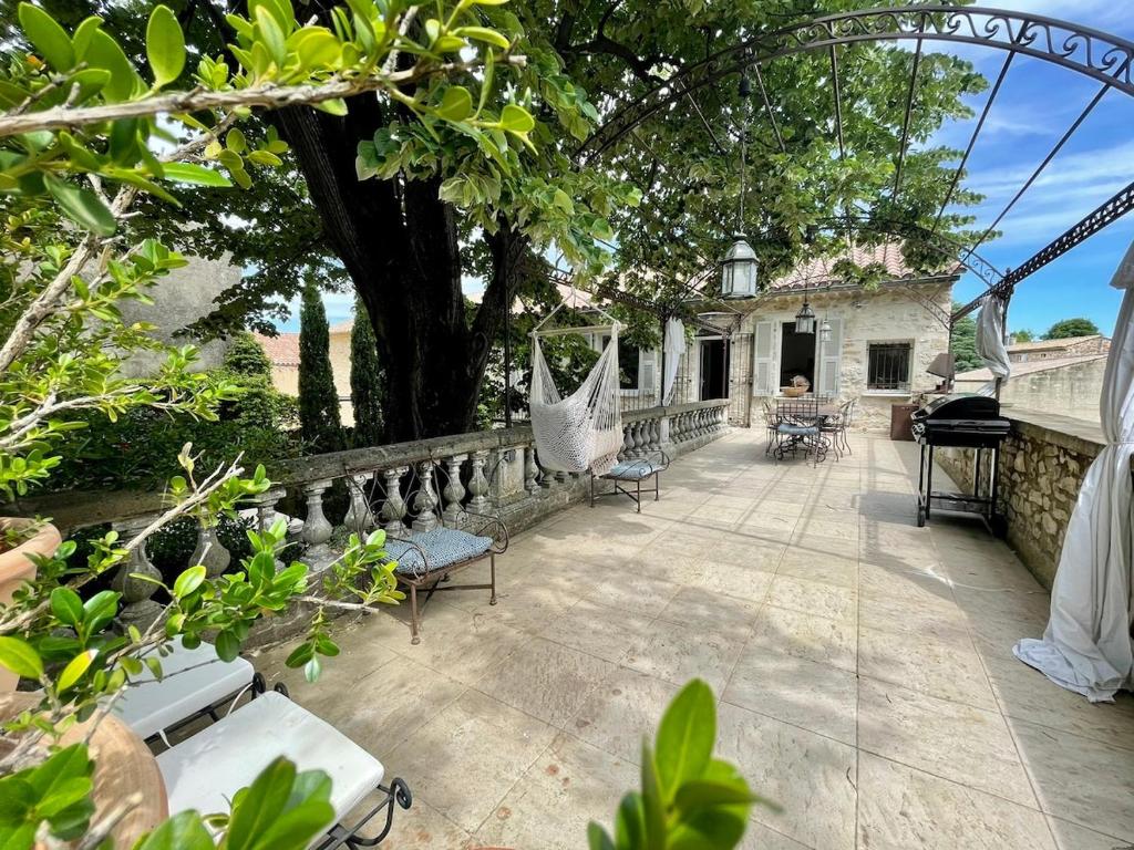 une terrasse extérieure avec des hamacs sur une maison dans l'établissement Maison de Charme Provençale, à Saint-Victor-la-Coste