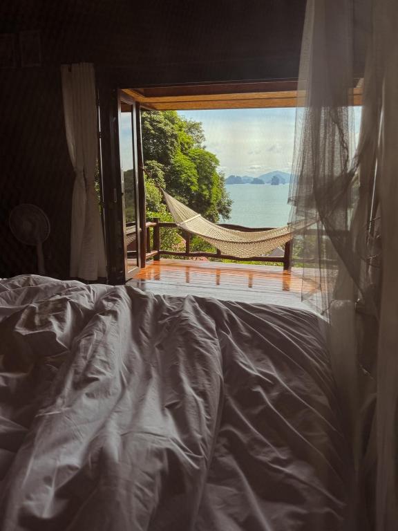 Postel nebo postele na pokoji v ubytování Hillhouse - Koh Yao Noi