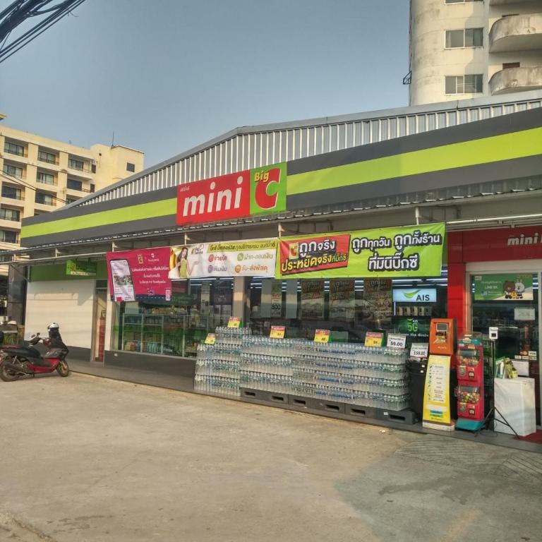 Supermarket nebo jiné obchody v  apartmánu nebo okolí