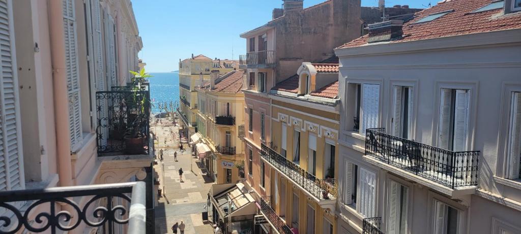 une vue d'une rue de la ville avec des bâtiments dans l'établissement Spacious apartment, center, close to beach and train station, à Saint-Raphaël