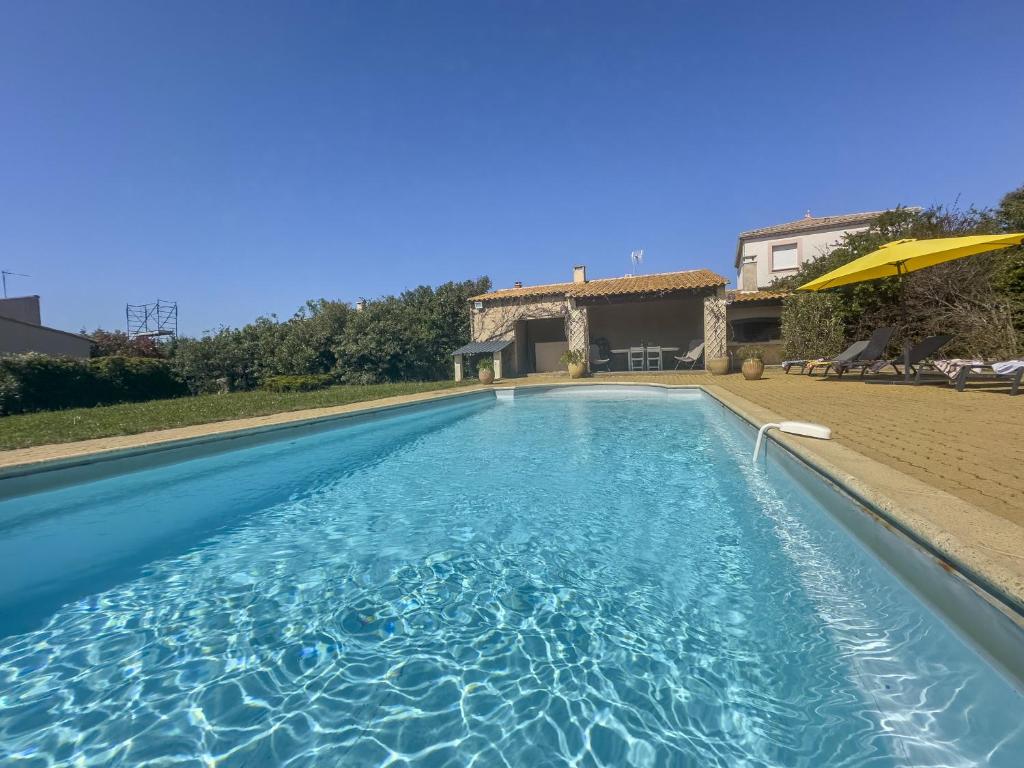 une piscine devant une maison dans l'établissement Beauséjour, à La Celle-sous-Gouzon
